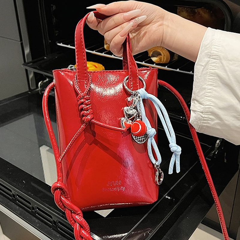 Mini Leather Phone Bag – Chic, Sleek & Easy to Carry