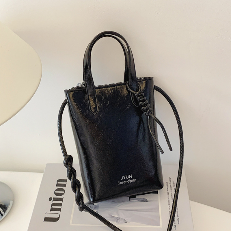 Mini Leather Phone Bag – Chic, Sleek & Easy to Carry