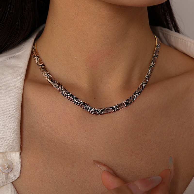 Serpelle™ Vintage Gold-Tone Snake Chain Necklace – Sleek Flat Choker Design